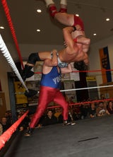 "Yugo" Mirko Panic holt Rage und Ricky Sky schmerzhaft vom obersten Ringseil.