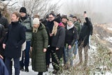 Viele Politiker und Journalisten bei der Begehung des Fundorts.
