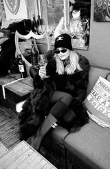 Davina hüllt sich standesgemäß in Chanel.&nbsp;