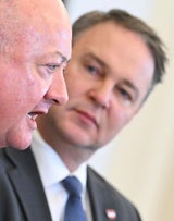 Bundeskanzler Christian Stocker (ÖVP) und Vizekanzler Andreas Babler (SPÖ) am Mittwoch, 3. Dezember 2025, anl. des Ministerrats im Bundeskanzleramt in Wien. 