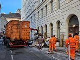 Im Zuge der Räumung beseitigte die MA 48 über 11 Tonnen widerrechtlich abgelagerter Baustellenabfälle.  