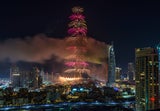 Sydney. Über der Harbour Bridge und dem Opernhaus entfaltet das Silvesterfeuerwerk.