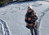 Verteidigungsministerin Klaudia Tanner (ÖVP) wünscht frohes neues Jahr in paradiesischer Schneelandschaft.