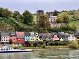 Burg Hoheneck in&nbsp;Niederheimbach entlang des UNESCO Welterbes Mittelrheintal.
