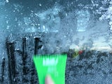 Fatal! Diese Fehler sollten Sie beim Eiskratzen am Auto auf keinen Fall machen