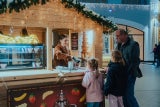 Wenn ein Fashion-Outlet von einem Weihnachtselfen besucht wird