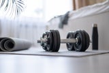 Definierte Muskeln: So wählen Sie das richtige Gewicht im Fitnessstudio
