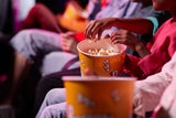 Kalorienbewusst snacken: So genießen Sie Kino ohne Kalorien-Schock