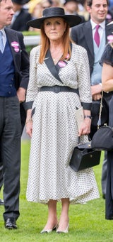 Sarah Ferguson kam mit schwarzem Hut und Pünktchen-Kleid