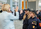 7. NÖ Freiwilligenmesse im Landhaus St. Pölten: Landeshauptfrau Johanna Mikl-Leitner begrüßt die Jungfeuerwehr-Frauen der Freiwilligen Feuerwehr Brand-Laaben.&nbsp;