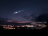 Ein heller Meteor der Tauriden kann kurz stark aufleuchten.&nbsp;