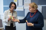 Ministerin Schumann (rechts) betrachtet Spielzeug Labubu mit AGES Expertin Daniela Schachner.