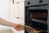 Eingebranntes Backblech? Diese Hausmittel helfen bei Verkrustungen