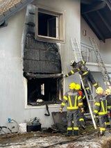 Die alarmierten Feuerwehren bekämpften die Flammen.