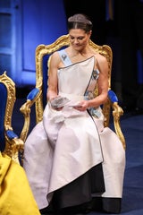 Geschichtsträchtig: Diese Bedeutung steckt hinter Victorias Nobelpreis-Kleid