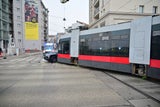 Leichtverletzte bei Verkehrsunfall zwischen Straßenbahn und zwei PKW