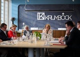 „Wirtschaft und Arbeit im Dialog“ bei der Tischlerei Krumböck in Gerersdorf mit Landeshauptfrau Johanna Mikl-Leitner (Mitte). 