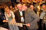 Arnold Schwarzenegger bei der Weißwurstparty