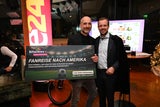 Ulrich Flatnitzer, Fahrschulinhaber der Fahrschule beim AKH hat die Fanreise nach Amerika ersteigert. Niki Fellner, oe24 CEO gratuliert herzlich.