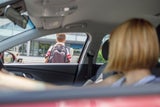 Wenn viele Eltern ihre Kinder bis vor das Schultor fahren, bringt das Gefahren für alle mit sich.&nbsp;&nbsp;