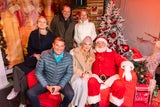 hintere Reihe v.l.n.r: Carina Wenniger, Philipp Bodzenta und Petra Burger (Coca-Cola Österreich), vordere Reihe v.l.n.r: Fifi Pissecker, Ivona Dadic, Coca-Cola Weihnachtsmann&nbsp;