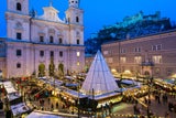 Salzburger Christkindlmarkt vor majestätischer Kulisse vor Dom und Residenz