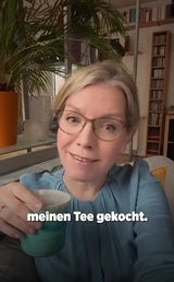Grünen-Chefin Leonore Gewessler genießt die letzten Momente 2025 auf der Couch mit Tee