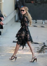 Goth statt Barbie: Margot Robbie begeistert mit dramatischen Wow-Looks