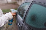Nie wieder Kratzen: Enteiser-Spray für Autoscheiben selbst machen