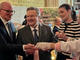 Links Julian Jäger (Vorstand der Flughafen Wien AG) und Bürgermeister Michael Ludwig (SPÖ) bei der Verkostung der künftigen Flughafen-Spezialitäten.  