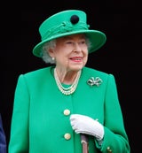 Queen Elizabeth II. mit ihrer legendären Perlenkette