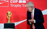 WM-Pokal endlich in Österreich - und Arnie stellt Forderung