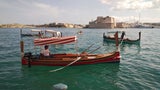 Mediterranes Treiben.&nbsp;Zwischen den historischen Mauern von St. Angelo pendeln bunte Taxiboote über den Grand Harbour.