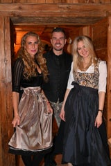 Giulia Siegel mit ihrem Liebsten Ludwig Heer und Larissa Marolt.