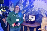 oe24-Reporter René Wastler bei der Arnie-Uhr