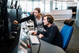 Verantwortungsvoller Job mit bezahlter Ausbildung und Top-Gehalt. 