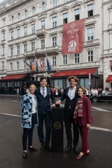 Eva Gürtler, Andreas Keese und Matthias Winkler vor dem Sacher.