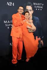 Süßer Moment: Timothée Chalamet im Partnerlook mit seiner Mutter