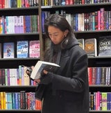 Shalimar verlor sich beim Weihnachts-Shopping in einem Buch.&nbsp;
