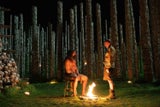 Samson (Chi Lewis-Parry) und Dr. Kelson (Ralph Fiennes) in Sony Pictures' 28 YEARS LATER: THE BONE TEMPLE.