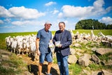 Fritz Mitterhumer (r.), Geschäftsführer der Bio-Käserei Schlierbach, setzt auf eine enge Zusammenarbeit mit regionalen Bio-Betrieben, wie jenem Hof von Franz Haslehner (l.) in St. Agatha im Bezirk Grieskirchen im Hausruckviertel.