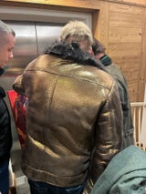 Daniel Marshall übergibt Arnie das Bild