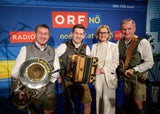 Landeshauptfrau Johanna Mikl-Leitner mit dem Trio aus dem Pielachtal, das die Siegesfeier musikalisch gestaltete.&nbsp;