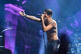 Yungblud rockt Wien mit Ozzy-Tribute und Striptease