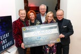 Ossi Schellmann und Inge Klingohr mit Unterstützern und Spendenscheck.
