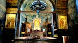 Typisch Armenisch. Heilige Mutter Gottes Kirche mit einfachem Gebetsraum und Kuppel.