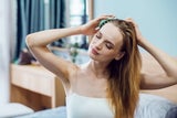 Haube auf, Haare kaputt? So pflegen Sie Ihr Haar im Winter richtig