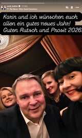 SPÖ-Chef Andreas Babler rutscht mit Frau Karin im Burgtheater ins neue Jahr 2026.