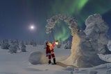 Magische Nächte. Im verschneiten Rovaniemi tanzen die Nordlichter in Grün bis Violett.