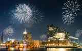 Hamburg. Hafenfeuerwerk in der Hansestadt bei der Elbphilharmonie.